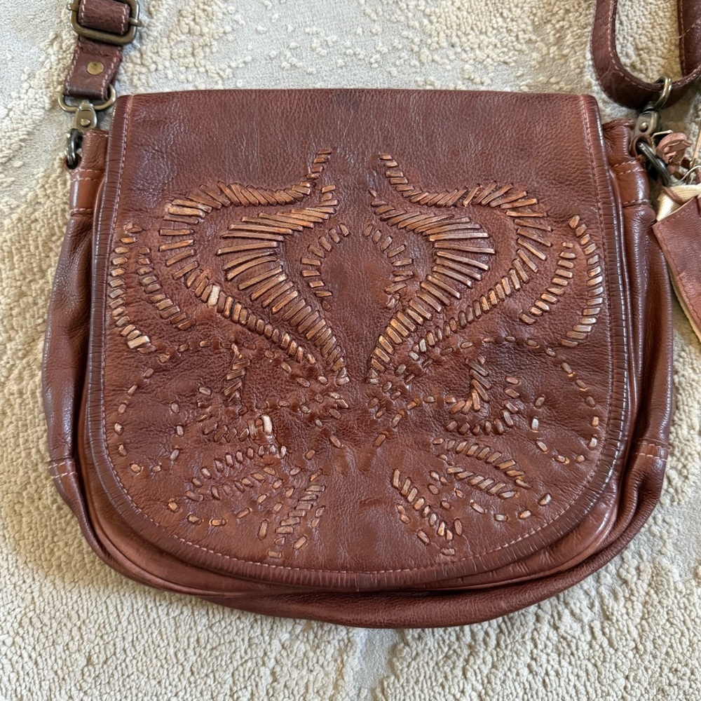 Old Trend Brown cognac leather crossbody bag tooled embossed Meadow Wind bag new - Picture 4 of 12